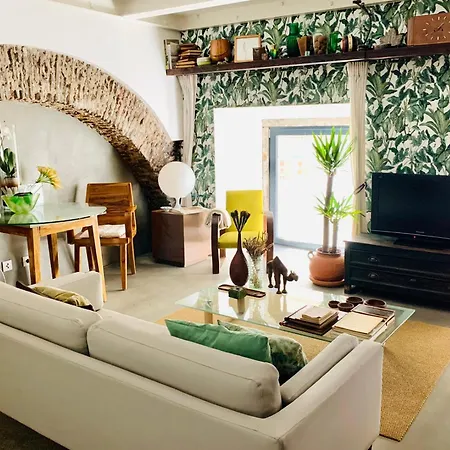 Old Stables Chiado - 2 Bedroom In The Heart Of דירה *