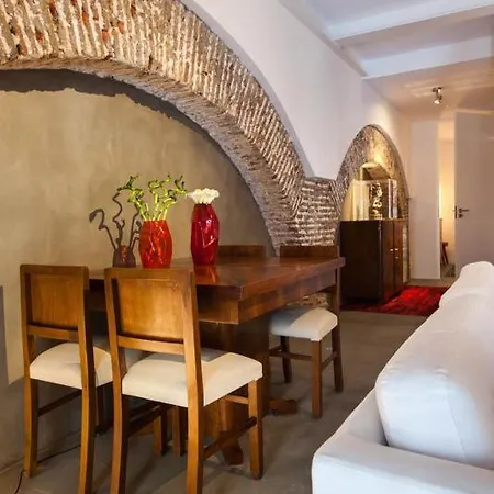 Old Stables Chiado - 2 Bedroom In The Heart Of Apartamento *